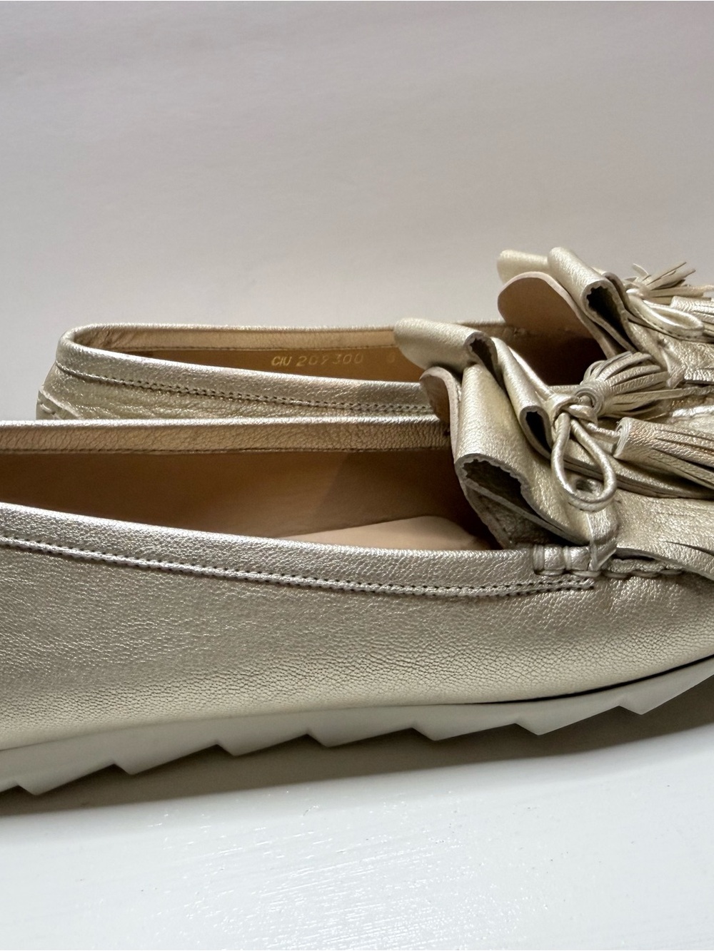 Stuart Weitzman Champagne Gold Metallic Tassel Loafers Moccasins Size 8.5 - Picture 5 of 8